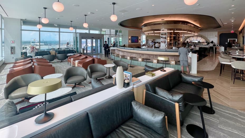 How to Enter the Delta Sky Club before Your Flight